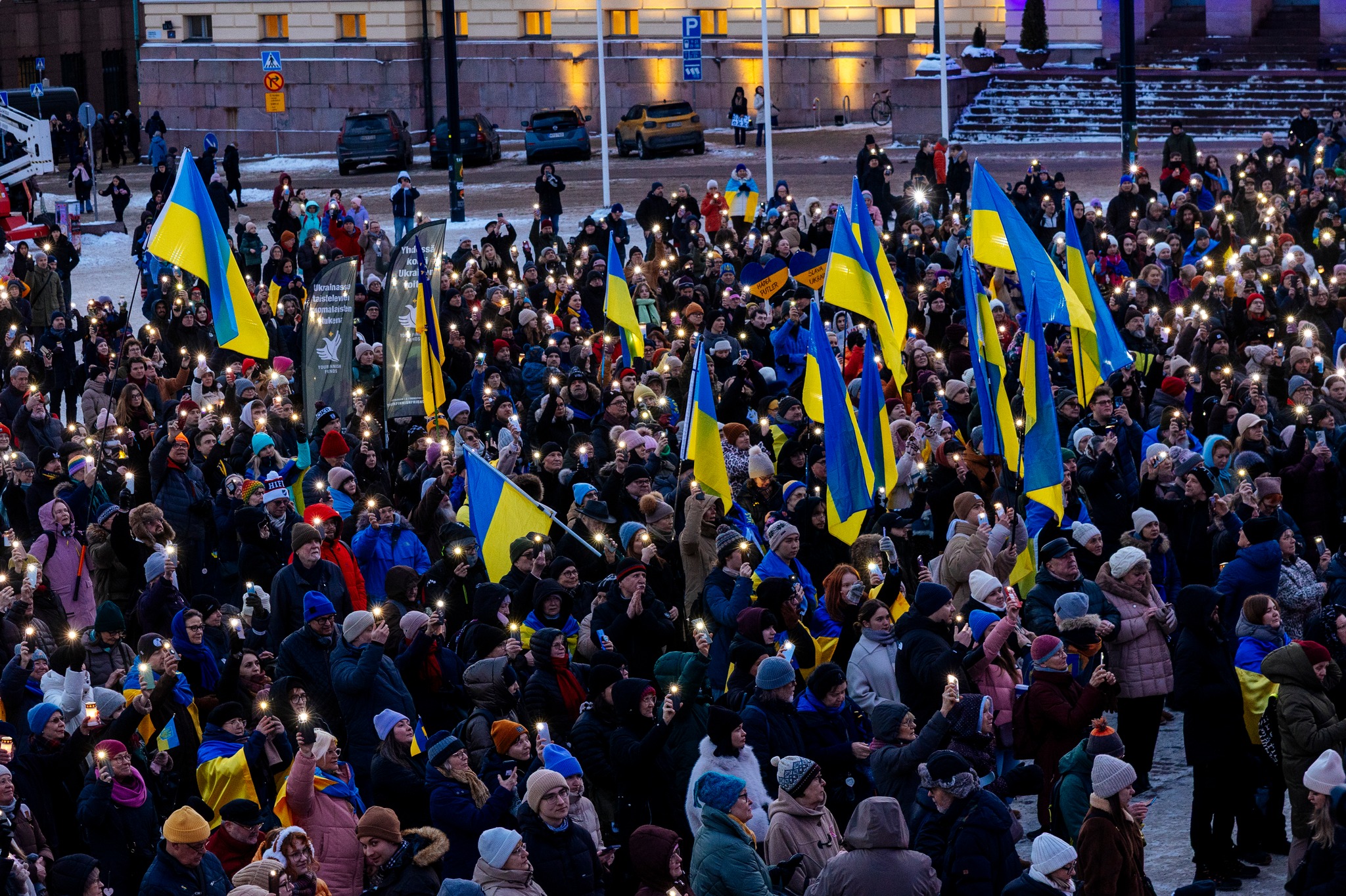 Украинцы и финны в память о жертвах российской агрессии на Сенатской площади в Хельсинки, 24 февраля 2026 года/Фото: facebook.com/ukrainian.association.in.finland