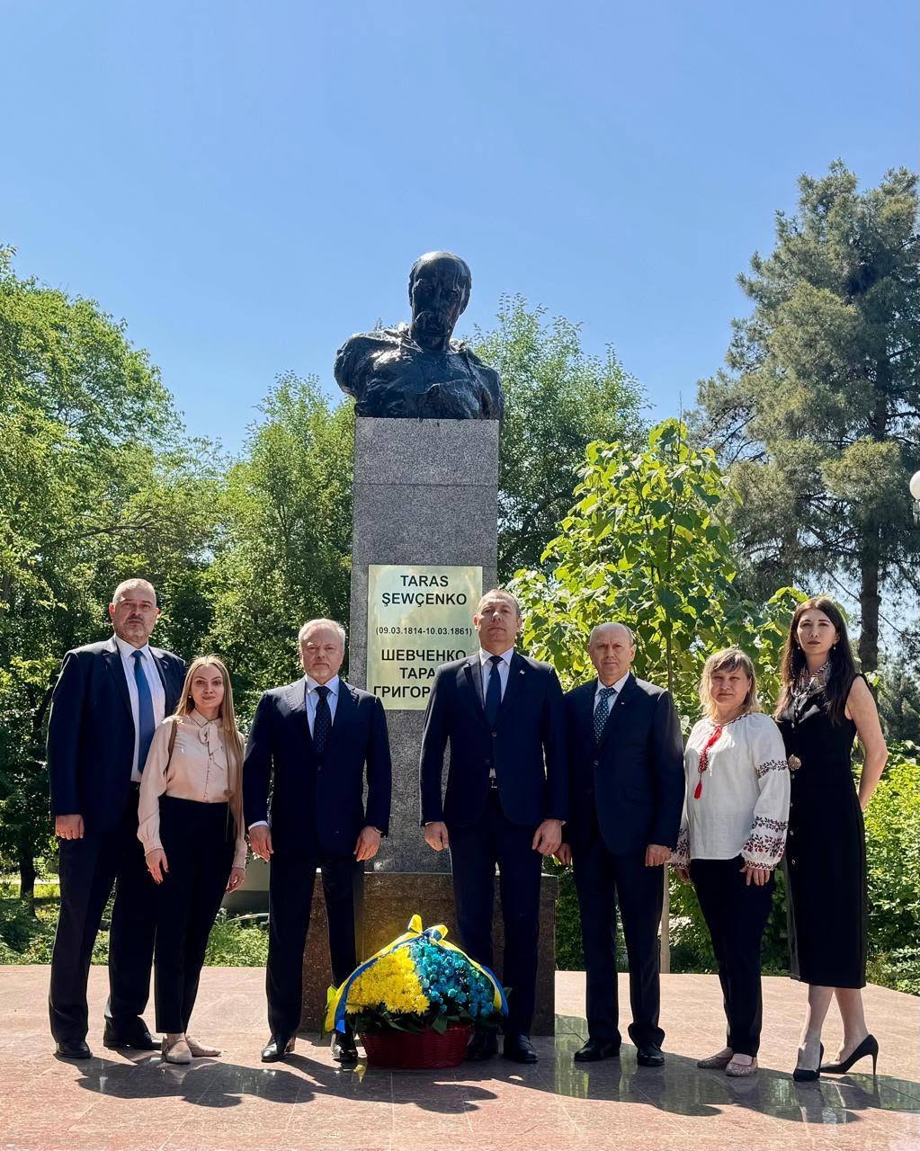 Посол Виктор Майко и коллектив посольства Украины в Туркменистане у памятника Тарасу Шевченко в Ашхабаде/Фото: facebook.com/UkrEmbKz