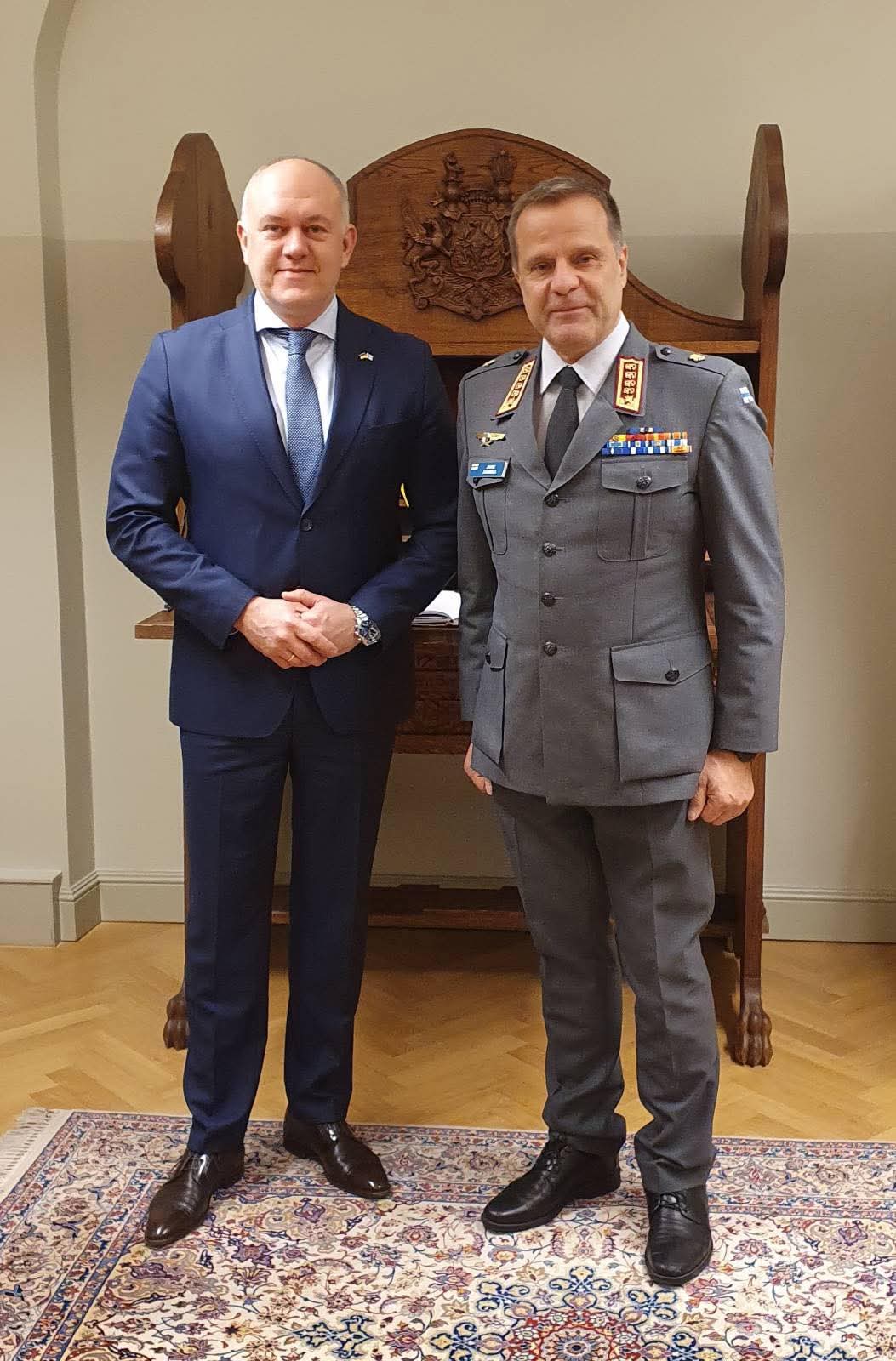 Михаил Выдойник с Командующим Сил обороны Финляндии Янне Яакколой/Фото: Facebook/Михаил Выдойник