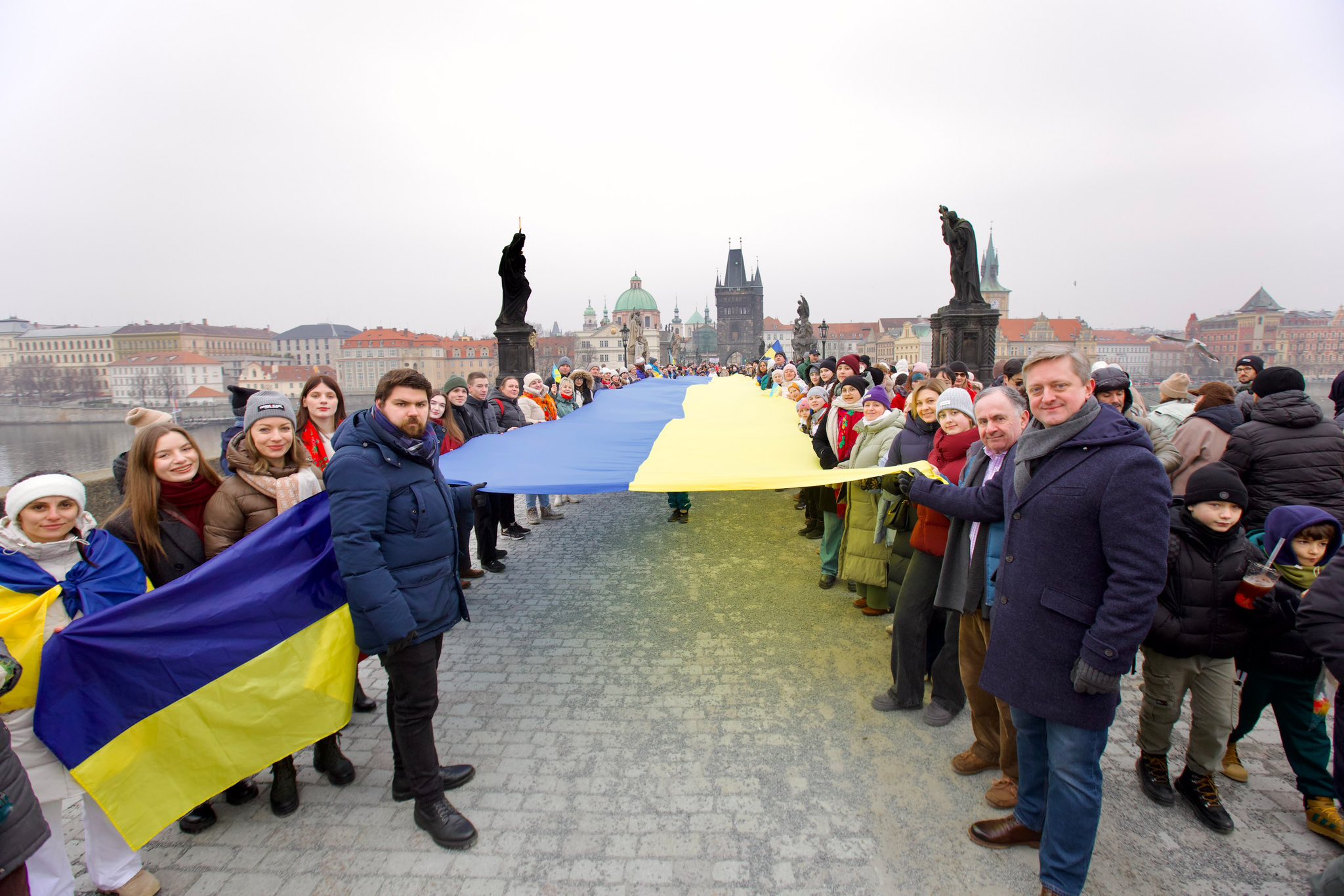 Василий Зварыч и украинцы во время цепи единства в Праге по случаю Дня Соборности Украины/Фото: facebook.com/UkraineEmbassyinCzechia