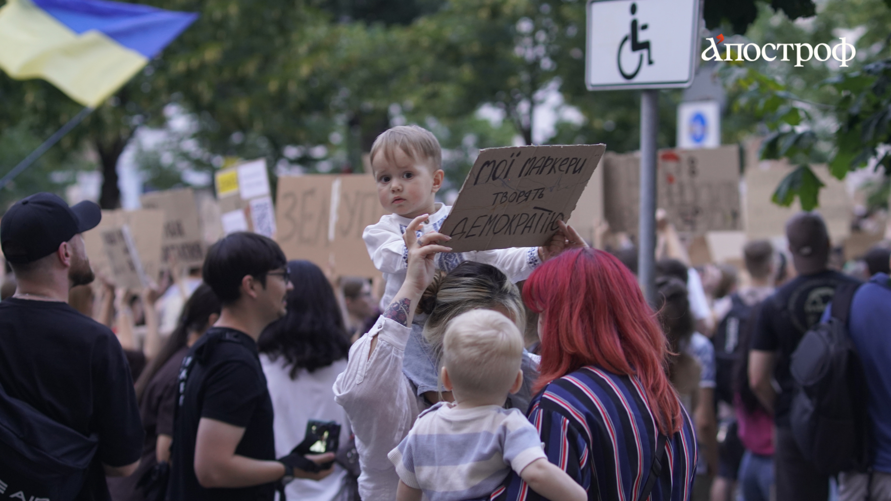 В Киеве возле театра Франко проходит митинг с требованием вернуть Федорова