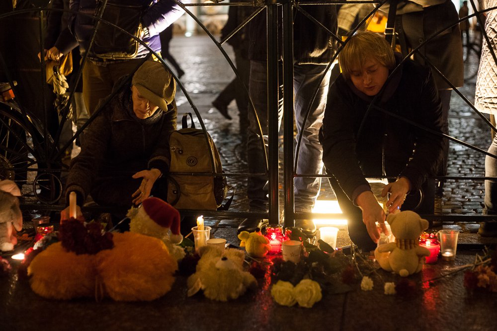 Траур группа. Авиакатастрофа траур в Петербурге на площади. Инсталляция погибших детей около Дворцовой. Фото памяти по погибшим в авиакатастрофе.