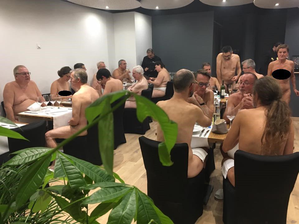 In Paris, there was a restaurant for nudists Bc5805e39f22b85681c93041ae1142e6