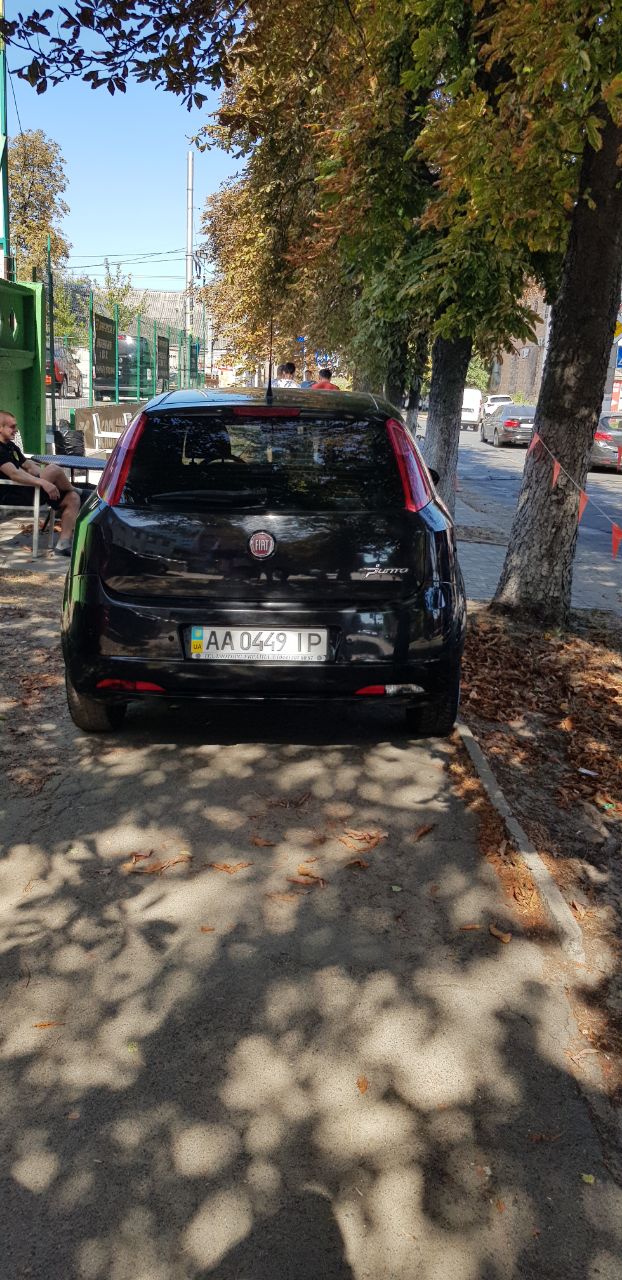 В Киеве отличились сразу два «героя парковки»