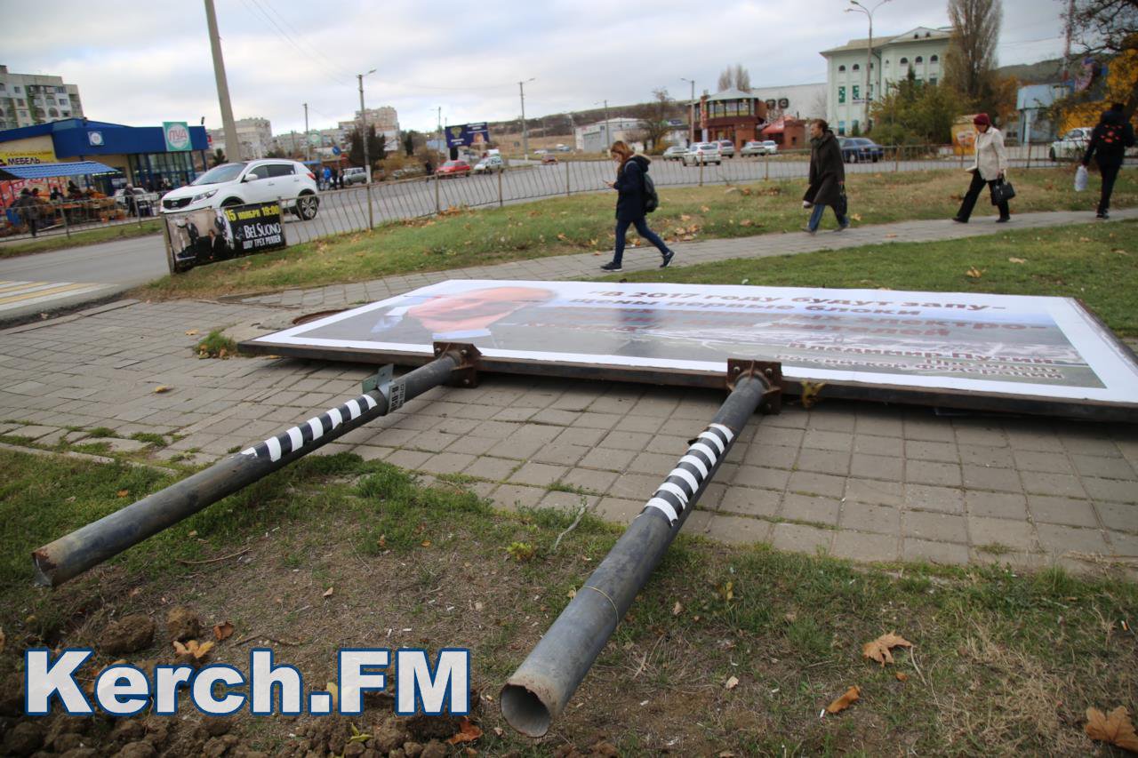 В сети подняли на смех ЧП с путинским билбордом в оккупированном Крыму: опубликованы фото