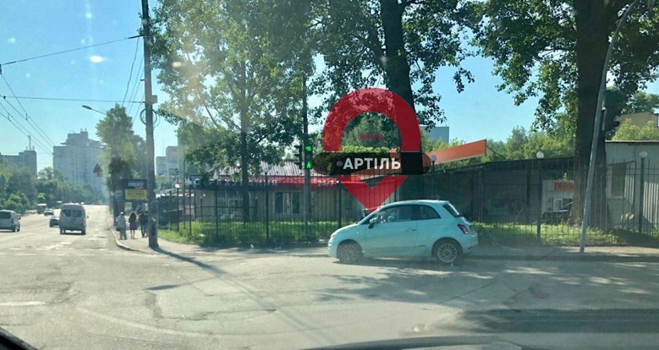 В Киеве «герой парковки» оставил авто прямо под светофором
