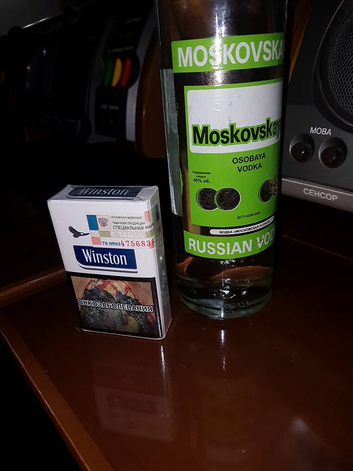 Нардеп принес в Раду водку и сигареты из «ДНР», купленные в Украине
