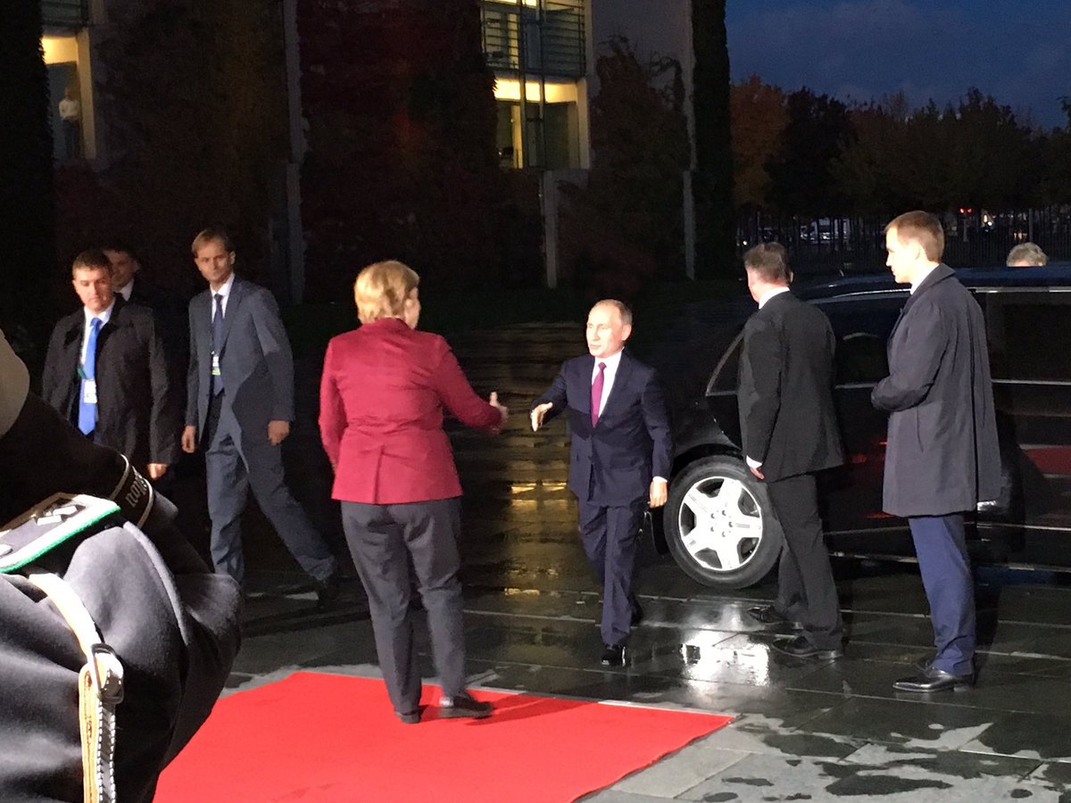 Интернет взорвал фотоколлаж с карликовым президентом РФ