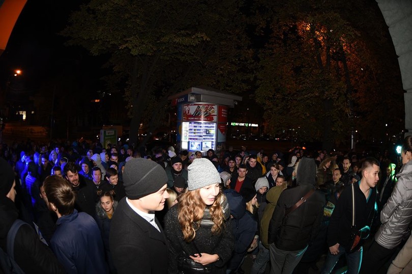 Появились фото огромной очереди в Украине за новыми iPhone: в сети смеются