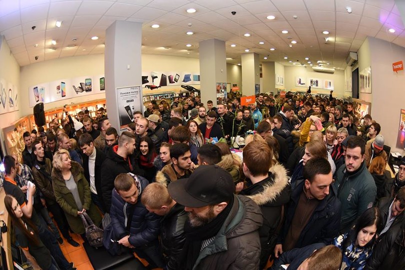 Появились фото огромной очереди в Украине за новыми iPhone: в сети смеются