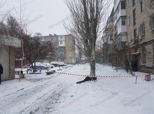 Результат пошуку зображень за запитом "В Бердянске преступник тяжело ранил гранатой троих полицейских"