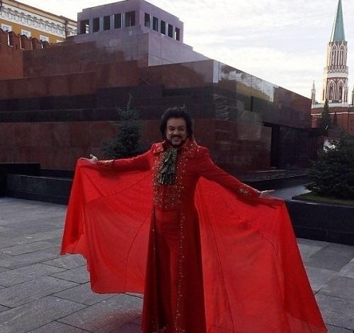 Друг Ани Лорак рассмешил сети экстравагантным фото у мавзолея Ленину