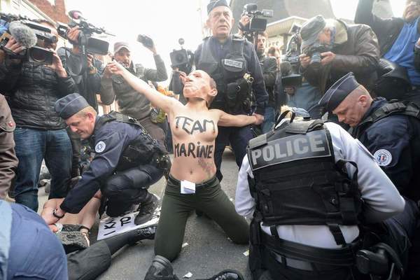 Femen activists staged a naked protest in front of the area where Le Pen vote: Photo 5ec74c690050c19655dd7865f9c93647