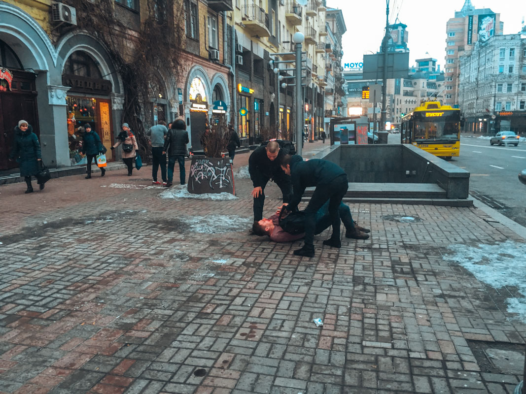 Новости Киева - В Киеве пьяные молодые люди полезли в драку с полицией -  Фото - Видео - 30 декабря - Апостроф