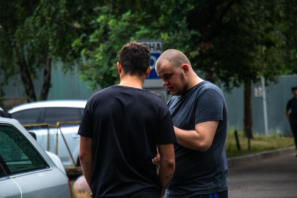 Мужчина справа. Мужики договорились. Мужчины сговариваются. Парень справа фото. Рэкетский парень.