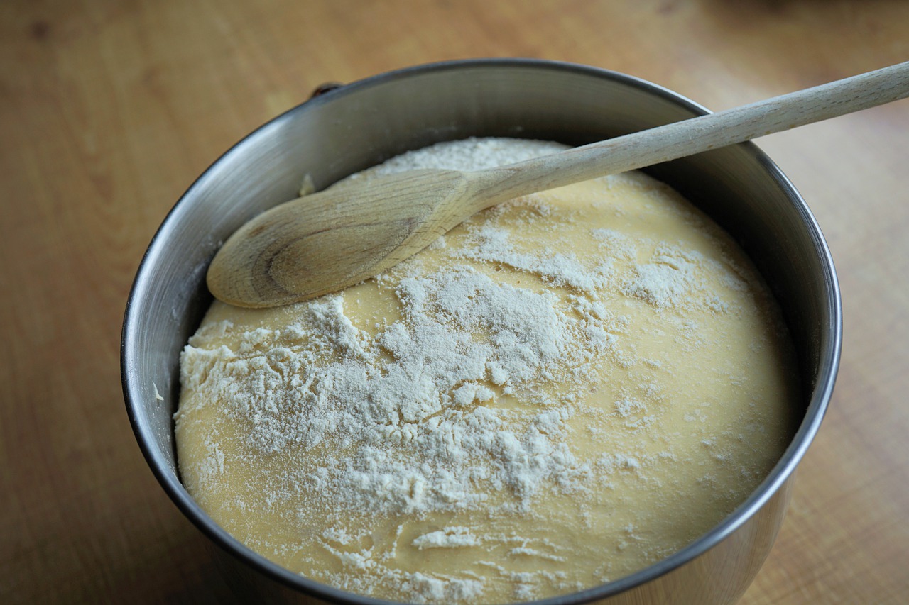Можно ли добавлять дрожжи в тесто. Картинки тесто на сковороде для детей. Как правильно замесить тесто на хлеб в домашних условиях. Выращивание дрожжей пекарь. Как сделать дрожжи в домашних условиях.