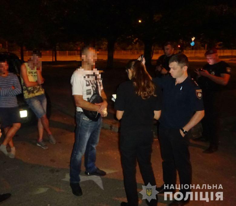 В Киеве мужчина, заступившийся за подростков, получил "огнестрел"