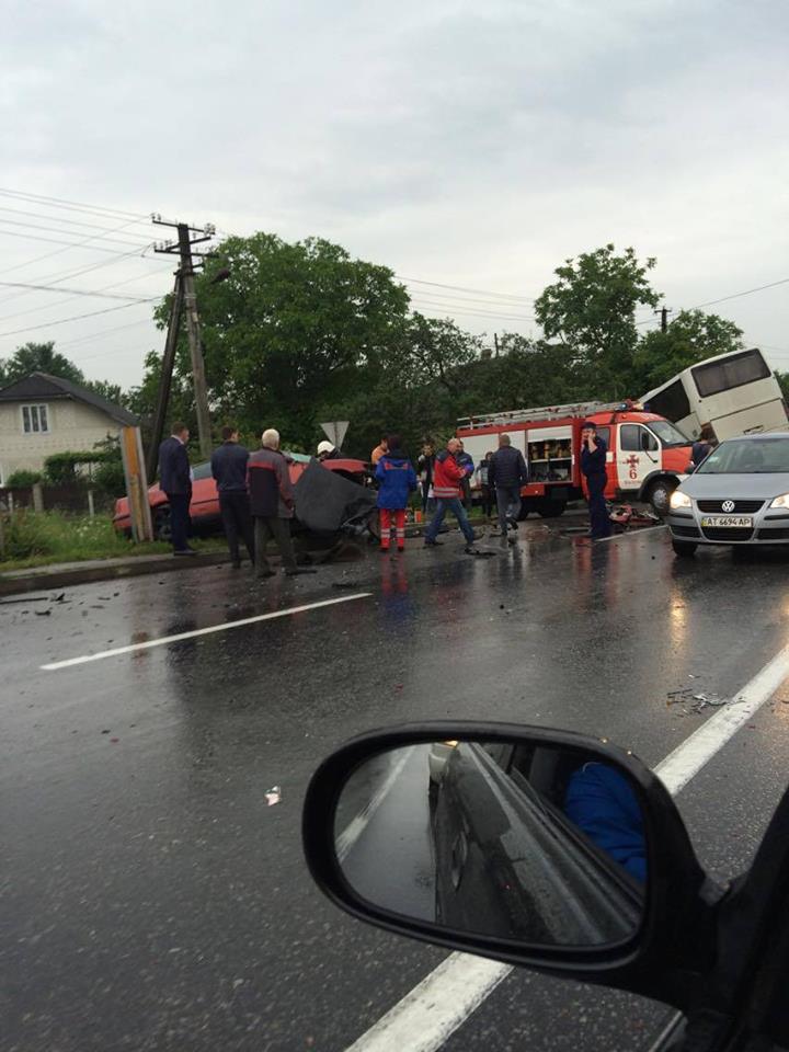 На Прикарпатті сталася велика ДТП з автобусом: опубліковано фото