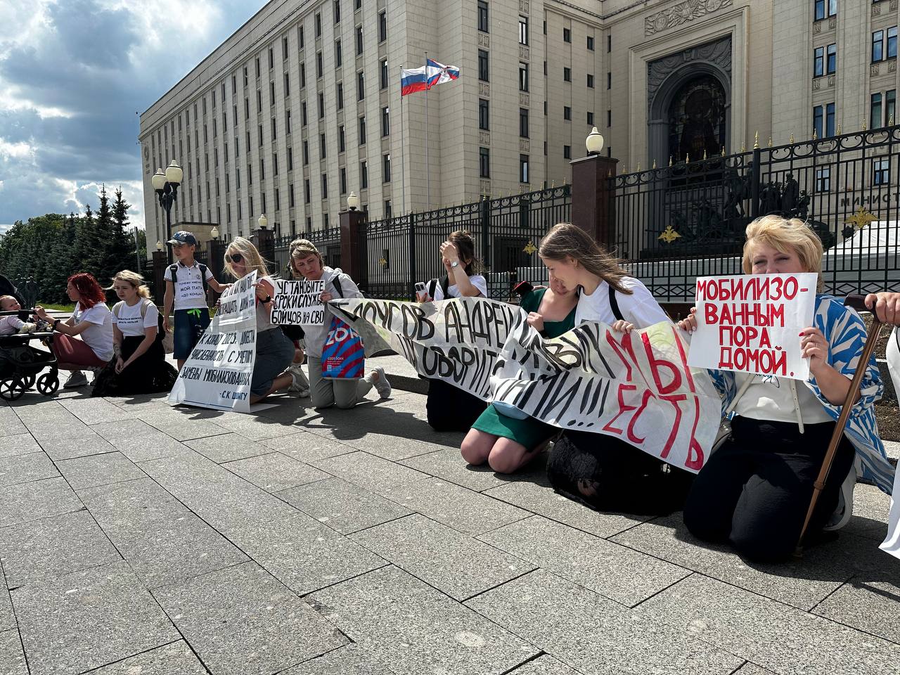 Пикет жен мобилизованных в Москве - чего требуют - реакция властей - фото -  Апостроф