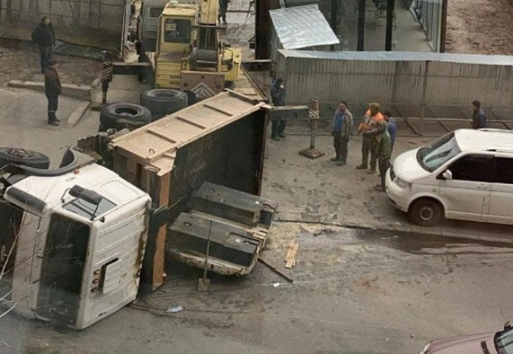 В центре Киева самосвал попал в серьезное ДТП, перекрыв движение: фото и видео