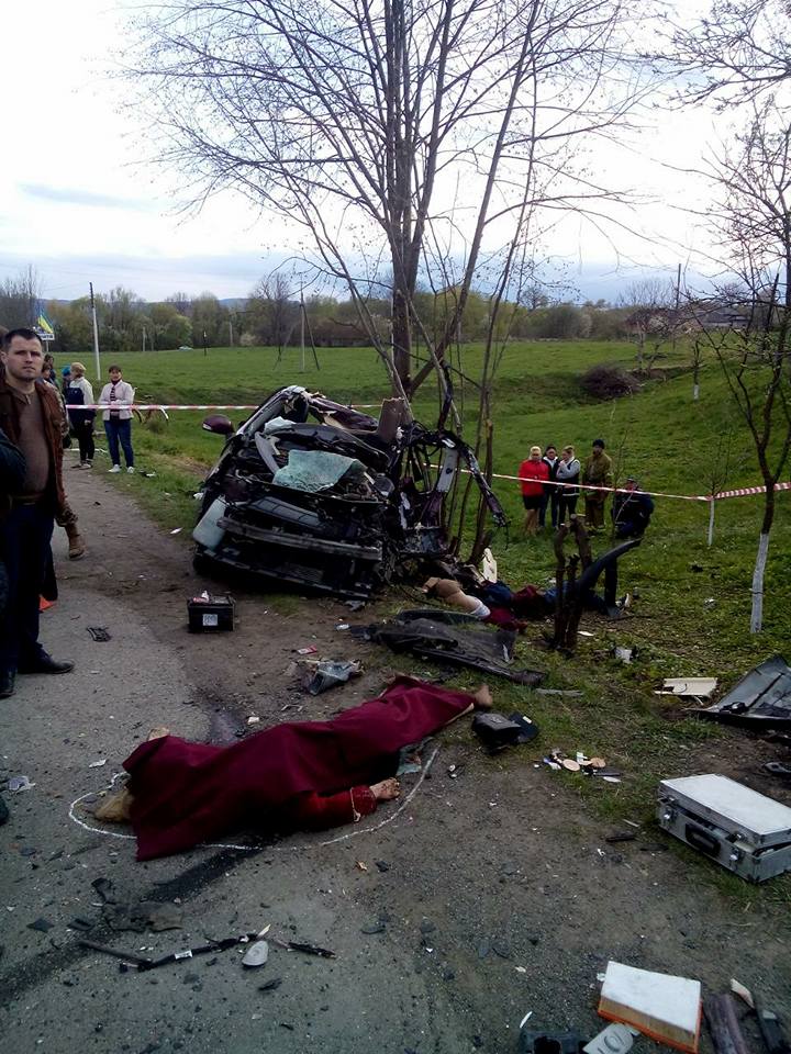 На Прикарпатті чотири людини загинули в ДТП з автобусом: опубліковано фото