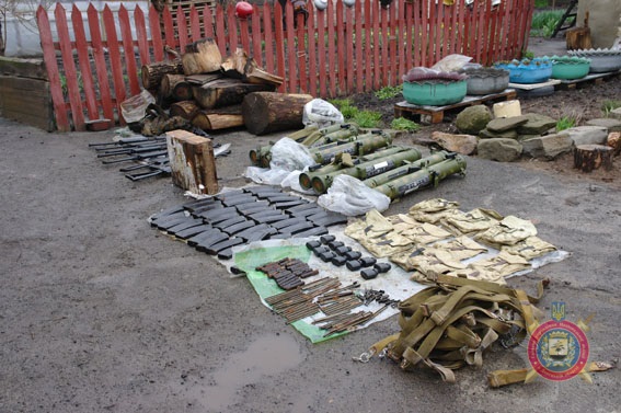 На Донбасі у диверсантів бойовиків знайшли арсенал зброї: опубліковано фото