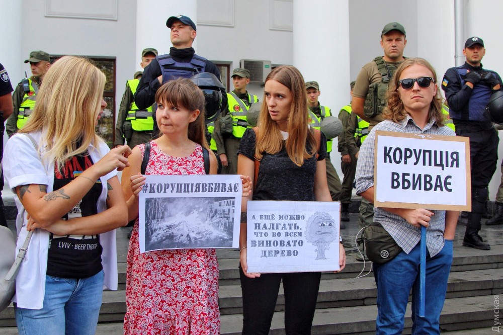 В Одесі під міськрадою сталася бійка між протестувальниками і поліцією: фото та відео
