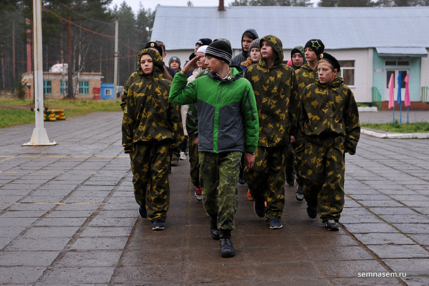 ​Журналіст вразив фото з російського дитячого табору "імені Мотороли"