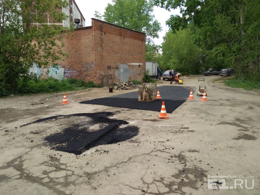 У Росії дорожники закатали в асфальт старий пень: мережу здивувало фото безглуздого ремонту