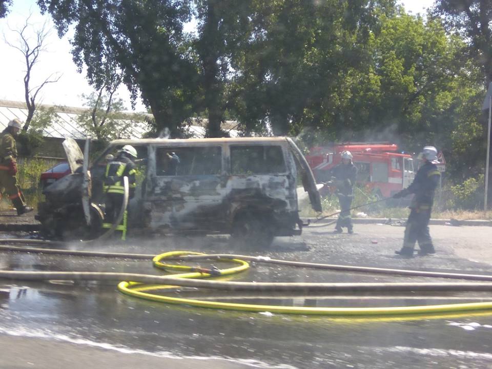 В Киеве дотла сгорел микроавтобус: опубликованы фото