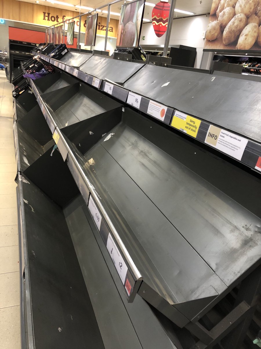 В Британии в панике раскупают продукты и тууалетную бумагу - полки магазинов опустели: фото и видео