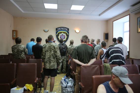У будівлі ГПУ затримали фейкових АТОшників: опубліковано фото