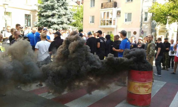 У Тернополі активісти виламали двері міськради і запалили димові шашки: з'явилися фото