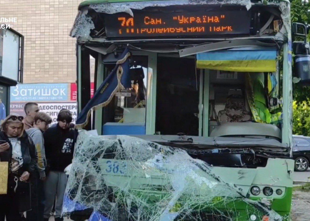 ДТП в Черкассах 8 мая - в аварию попали три автомобиля - фото - Апостроф