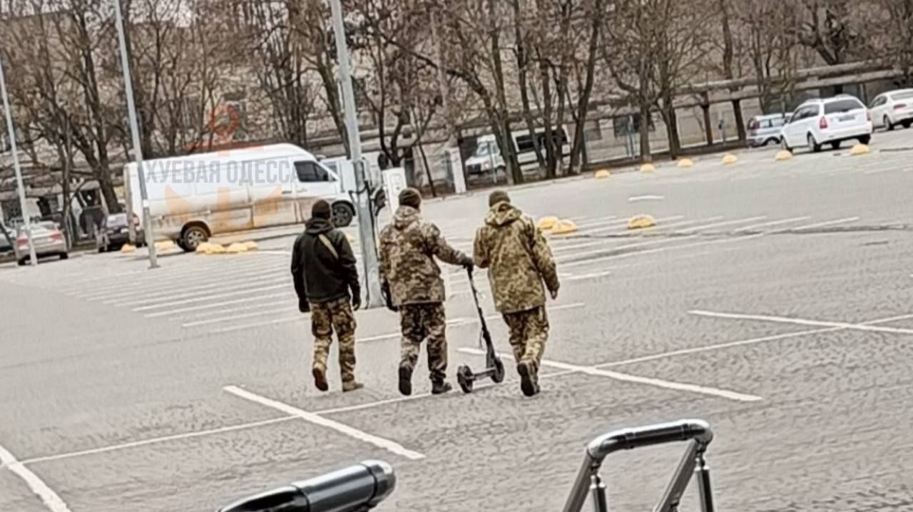 Военные на самокатах в Одессе повеселили людей - фото и видео - Апостроф