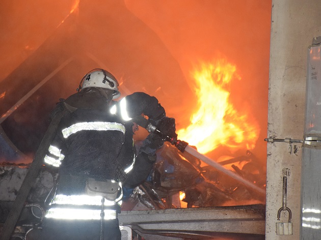 У Миколаєві при потужній пожежі згоріли яхти: опубліковано фото і відео