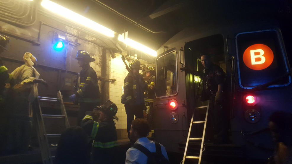 У метро Нью-Йорка зійшов з рейок потяг з пасажирами: у мережу потрапили фото і відео