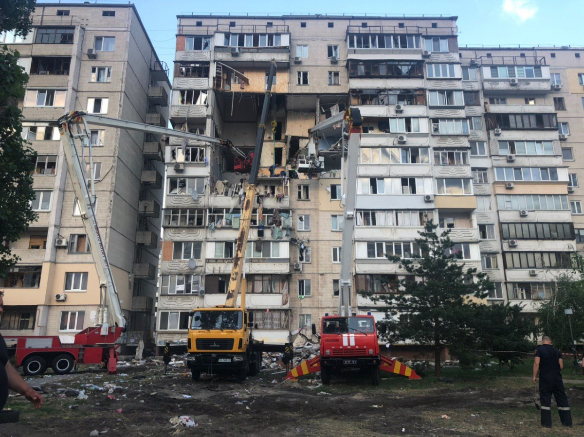 Взрыв дома на Позняках - жители соседнего дома показали последствия взрыва  - фото - Апостроф