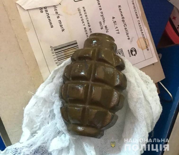 ​Одессит выбросил из окна 13-этажки фугасный снаряд, пытаясь скрыть его от полиции: фото, видео