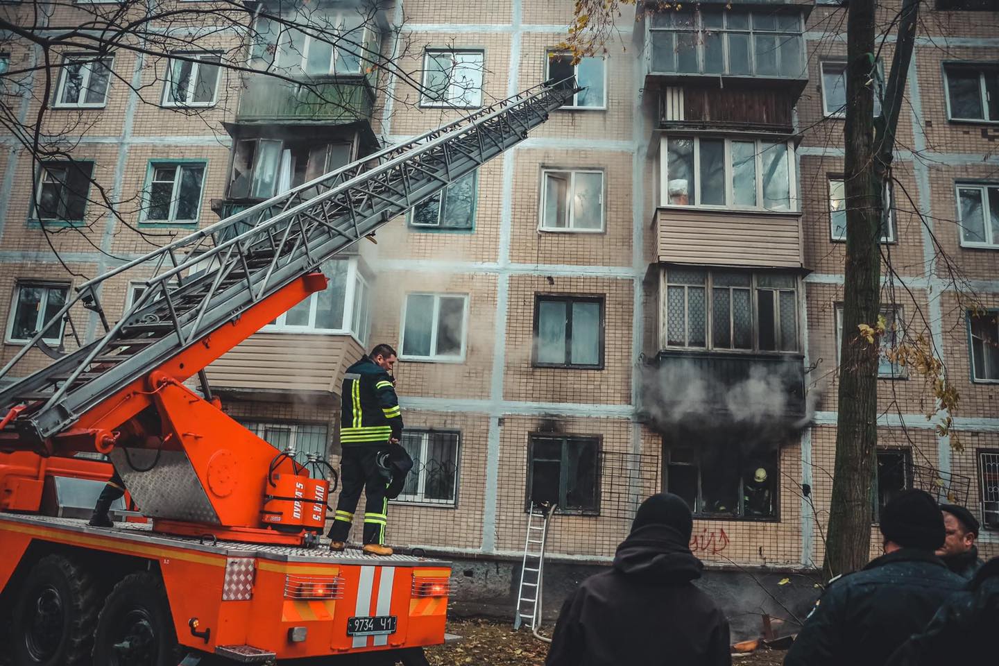 В Киеве во время пожара мужчина выпрыгнул из окна 5 этажа - фото и видео -  Апостроф