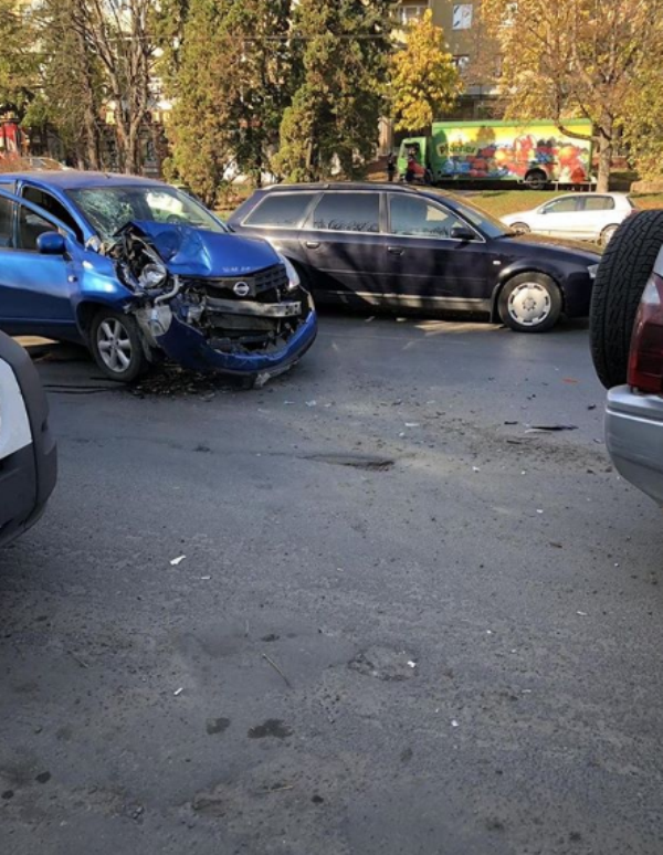 У Чернівцях п'яна дівчина потрапила в аварію в прямому ефірі Instagram: відео та всі подробиці курйозної ДТП