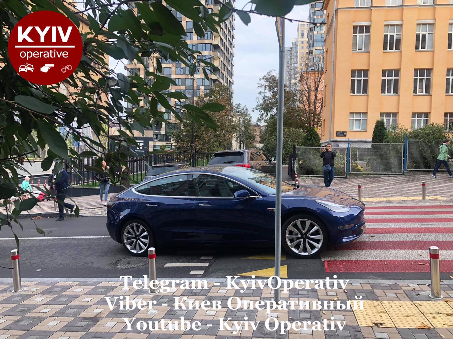"Перепутал" переход со стоянкой: водитель Tesla отличился эпической парковкой в центре Киева, фото