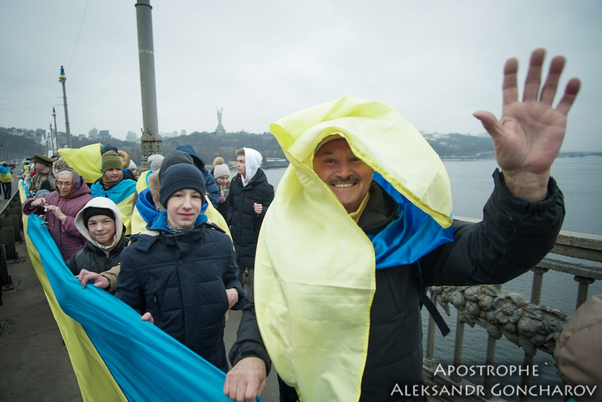 Мост Патона День Соборности Украины краска акция