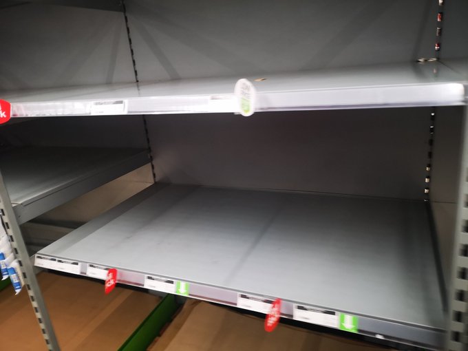 В Британии в панике раскупают продукты и тууалетную бумагу - полки магазинов опустели: фото и видео