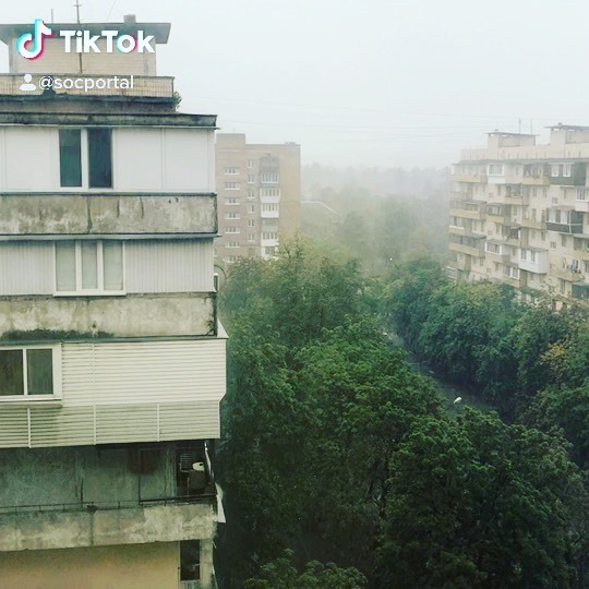 На Київ обрушилася потужна злива з градом: фото і відео