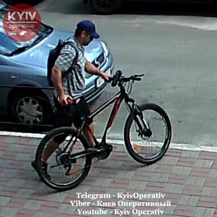 В Киеве засняли мужчину, обокравшего ребенка