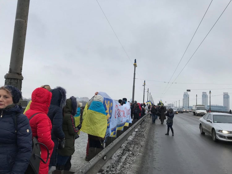 У Києві на честь Дня Соборності створили "живий ланцюг" з величезним прапором України: фото та відео