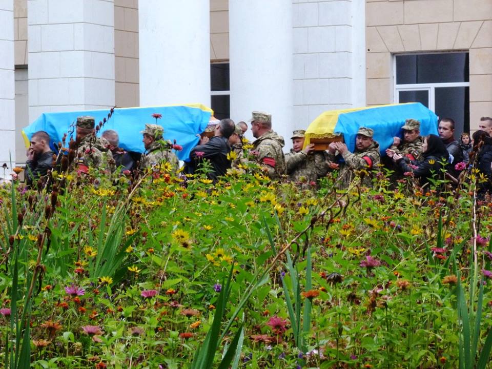 Плакало небо і люди: з'явилися фото прощання з пілотами, які загинули при катастрофі літака під Хмельницьким