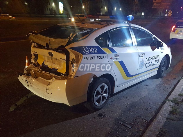 У Києві вантажівка в'їхала в машину поліцейських: з'явилися фото з місця аварії