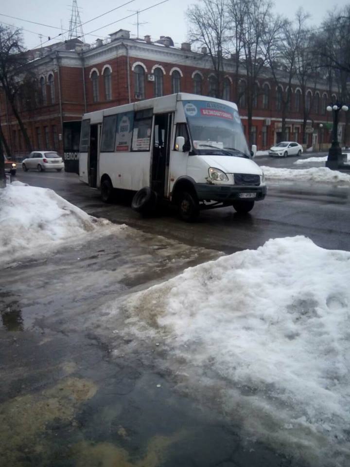 В Полтаве у маршрутки на ходу отвалилось колесо: опубликованы фото с места ЧП